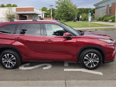 Used 2020 Toyota Highlander XLE AWD/4WD image 4