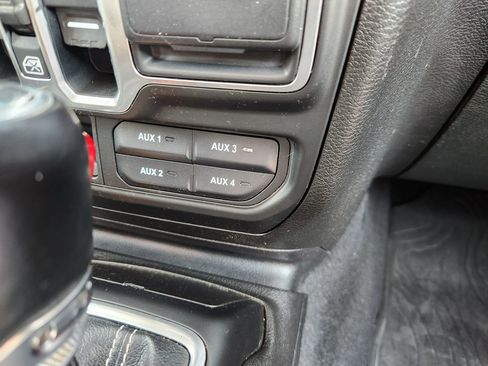 Used 2018 Jeep Wrangler Unlimited Sahara image 34