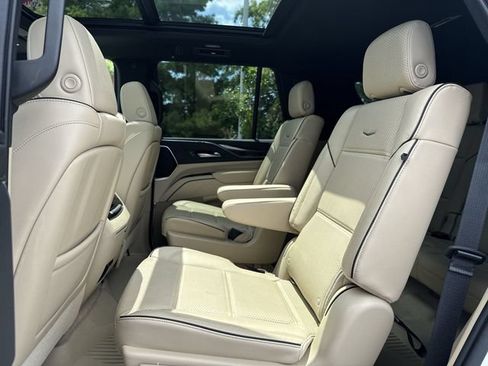 Certified 2021 Cadillac Escalade Premium Luxury AWD/4WD image 13