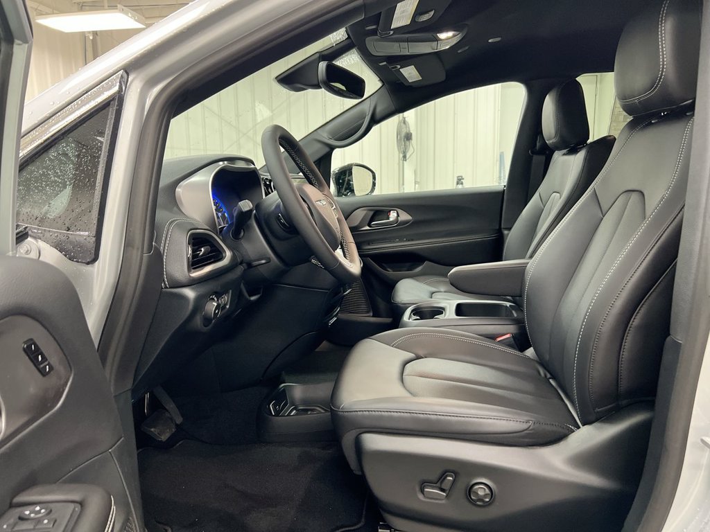 New 2026 Chrysler Pacifica Select AWD/4WD image 19
