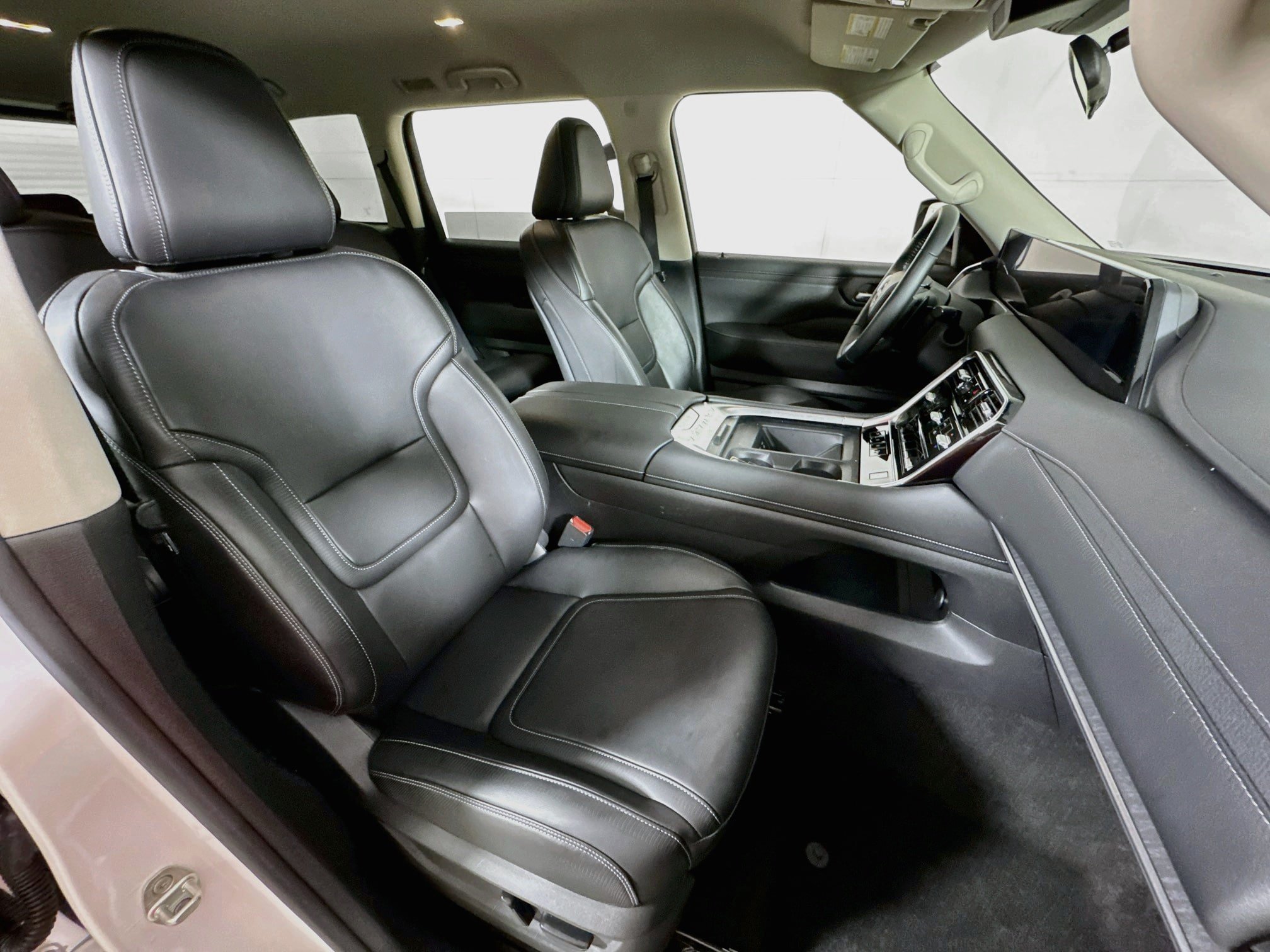Used 2025 Nissan Armada SV AWD/4WD image 25