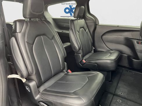 Used 2025 Chrysler Pacifica Select image 18