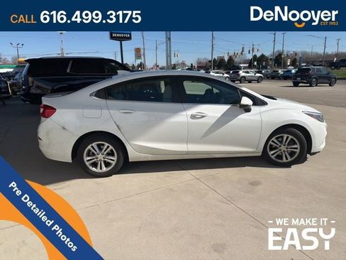 Used 2017 Chevrolet Cruze LT w/ Convenience Package image 6