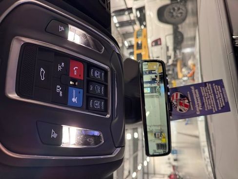 New 2025 Jeep Grand Cherokee Overland w/ Luxury Tech Group IV AWD/4WD image 24