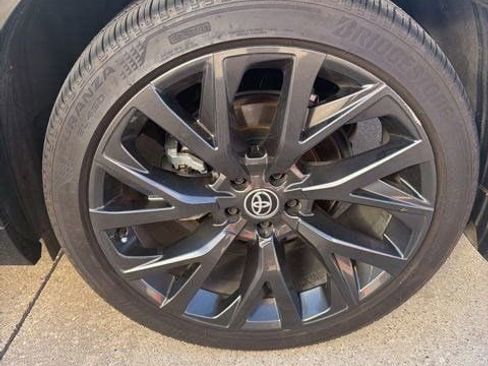 Used 2025 Toyota Crown Signia Limited image 2