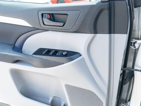 Used 2019 Toyota Highlander LE FWD image 24