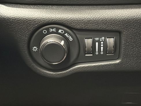 New 2027 Chrysler Pacifica Select FWD image 30