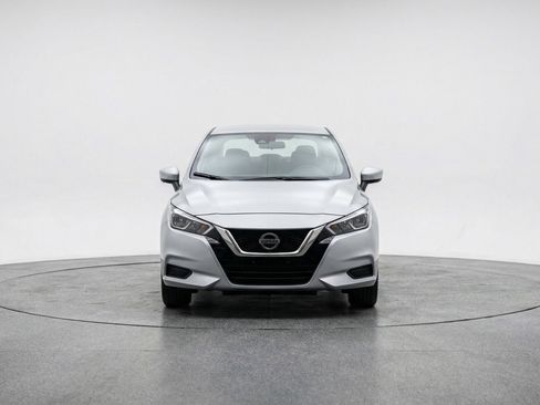 Used 2025 Nissan Versa SV image 2