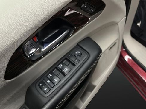 Used 2022 Chrysler Pacifica Limited w/ Uconnect Theater Family Group image 32