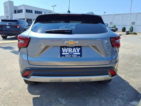 Used 2025 Chevrolet Trax LT image 3