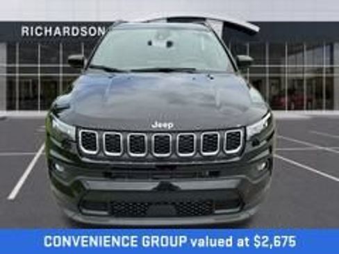 Used 2025 Jeep Compass Latitude w/ Convenience Group AWD/4WD image 2