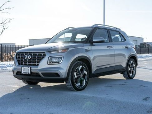 Used 2023 Hyundai Venue SEL image 2