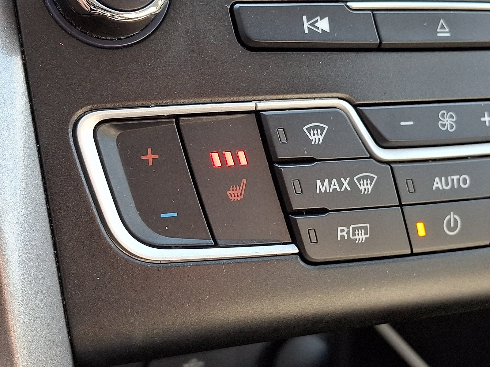 Certified 2018 Ford Fusion SE w/ Fusion SE Technology Package FWD image 30