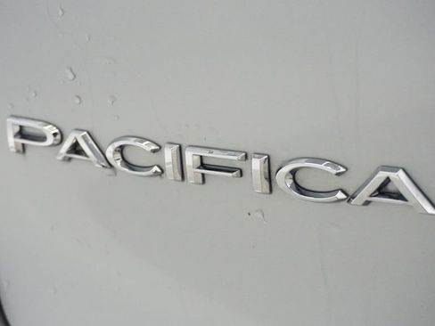 Used 2024 Chrysler Pacifica Limited AWD/4WD image 13