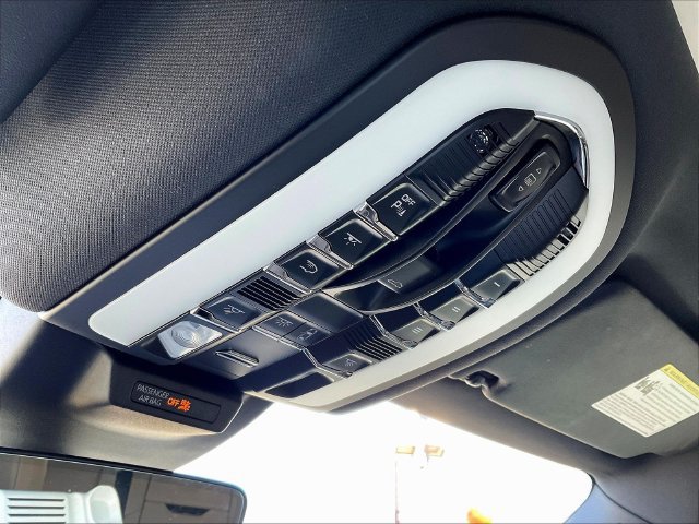 Used 2023 Porsche Macan AWD/4WD image 17