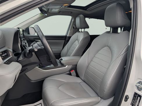 Used 2021 Toyota Highlander XLE image 12