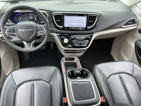 Used 2024 Chrysler Pacifica Touring-L FWD image 15