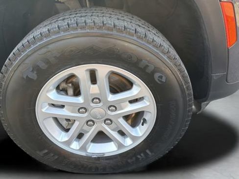 Used 2023 Jeep Grand Cherokee Laredo AWD/4WD image 31