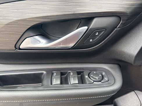 Used 2024 GMC Terrain SLE image 8