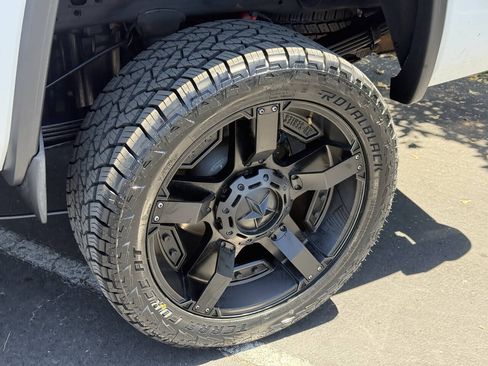 Used 2016 GMC Sierra 2500 SLT w/ Duramax Plus Package AWD/4WD image 10