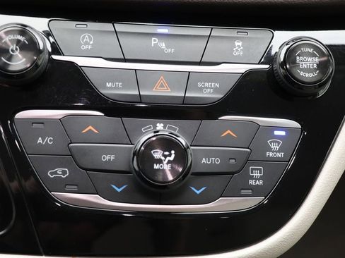 Used 2018 Chrysler Pacifica Touring-L image 25