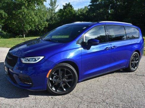 Used 2021 Chrysler Pacifica Touring-L w/ Uconnect Theater Family Group FWD image 13