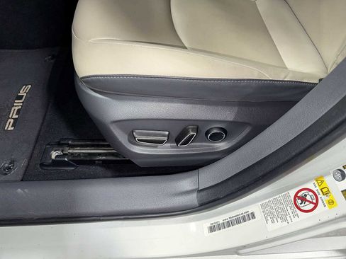 Certified 2016 Toyota Prius Four image 23