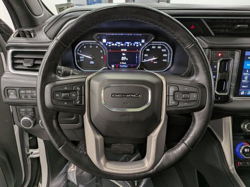 Used 2021 GMC Yukon Denali w/ Denali Premium Package image 18