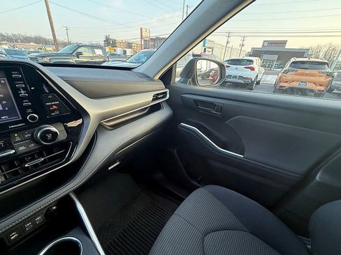 Used 2022 Toyota Highlander L image 30