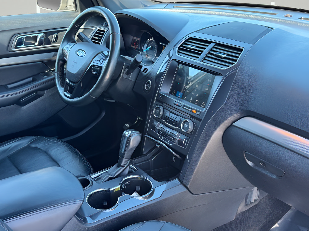 Used 2018 Ford Explorer XLT w/ Equipment Group 202A FWD image 11