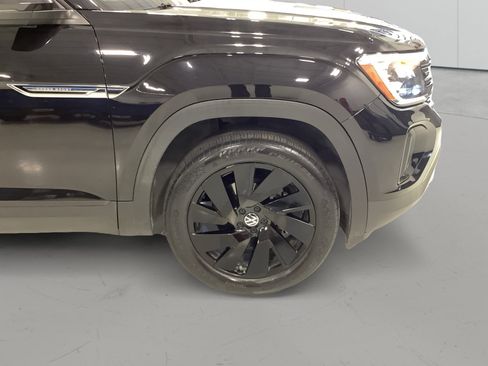 Used 2024 Volkswagen Atlas Cross Sport SE w/ Panoramic Sunroof Package FWD image 10