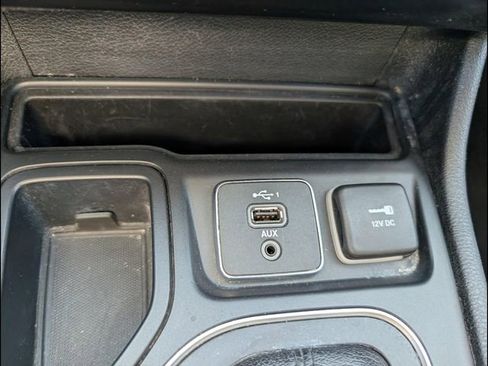Used 2019 Jeep Cherokee Latitude Plus FWD image 16