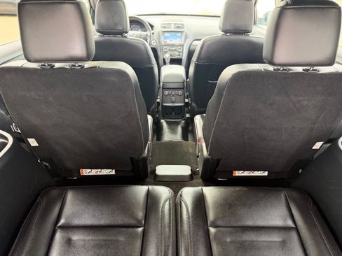 Used 2018 Ford Explorer XLT w/ Equipment Group 202A AWD/4WD image 11