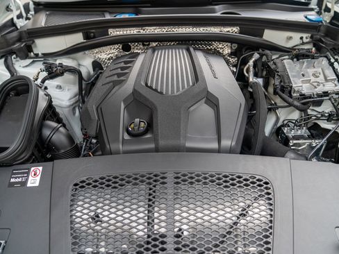 Certified 2025 Porsche Macan image 25