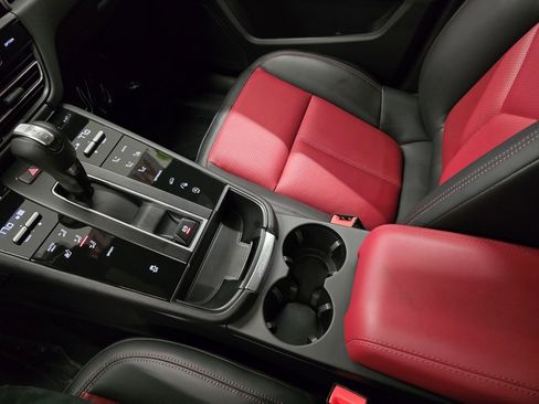 Used 2023 Porsche Macan image 25