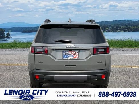 Used 2026 Jeep Cherokee Laredo AWD/4WD image 4
