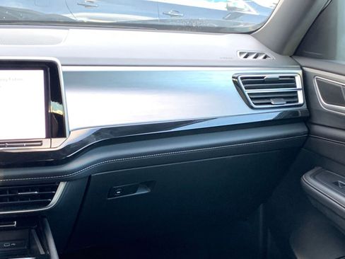 Used 2025 Volkswagen Atlas Cross Sport SE image 35