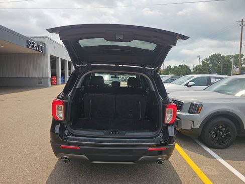 Used 2023 Ford Explorer XLT w/ Equipment Group 202A AWD/4WD image 16