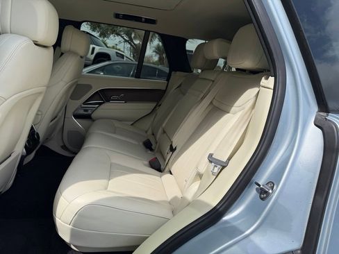 Used 2025 Land Rover Range Rover SE image 4