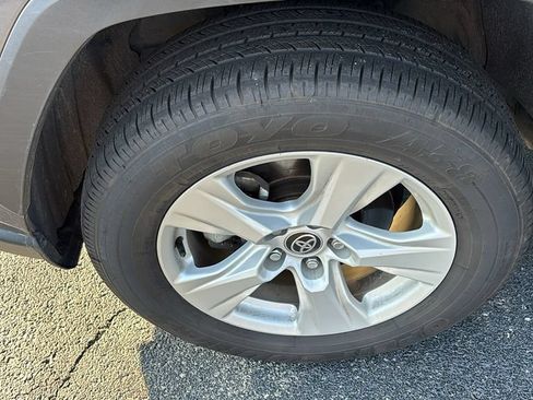 Used 2021 Toyota RAV4 XLE AWD/4WD image 32