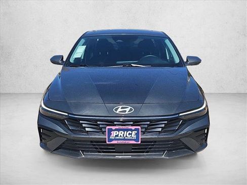 Used 2025 Hyundai Elantra SEL image 2