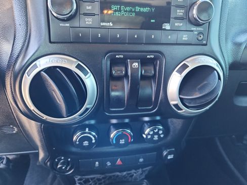 Used 2017 Jeep Wrangler Rubicon w/ Power Convenience Group image 29