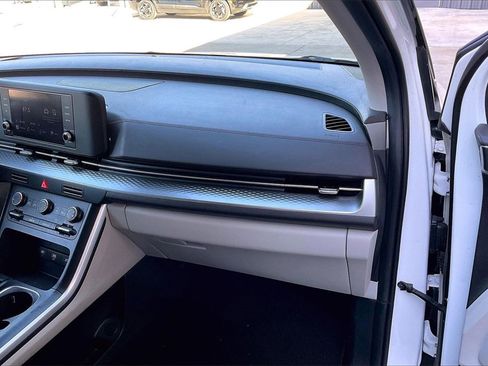 Certified 2024 Kia Carnival LX image 15