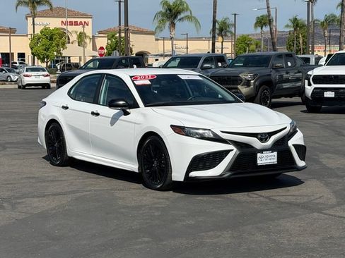 Used 2021 Toyota Camry SE w/ Convenience Package FWD image 3