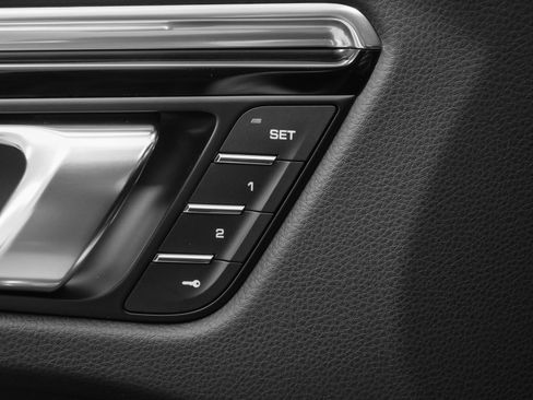 Used 2025 Porsche Macan image 26