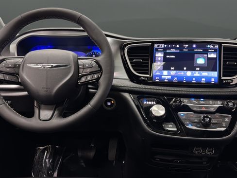 Used 2023 Chrysler Pacifica Touring-L w/ Uconnect Theater Family Group AWD/4WD image 11