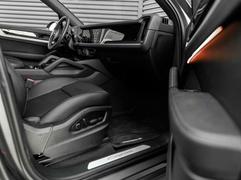 Certified 2025 Porsche Cayenne AWD/4WD image 35