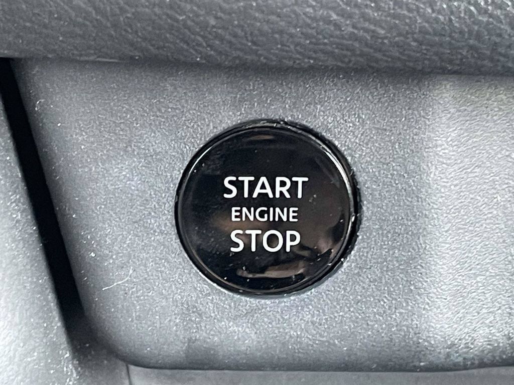 Used 2025 Nissan Rogue SV FWD image 22