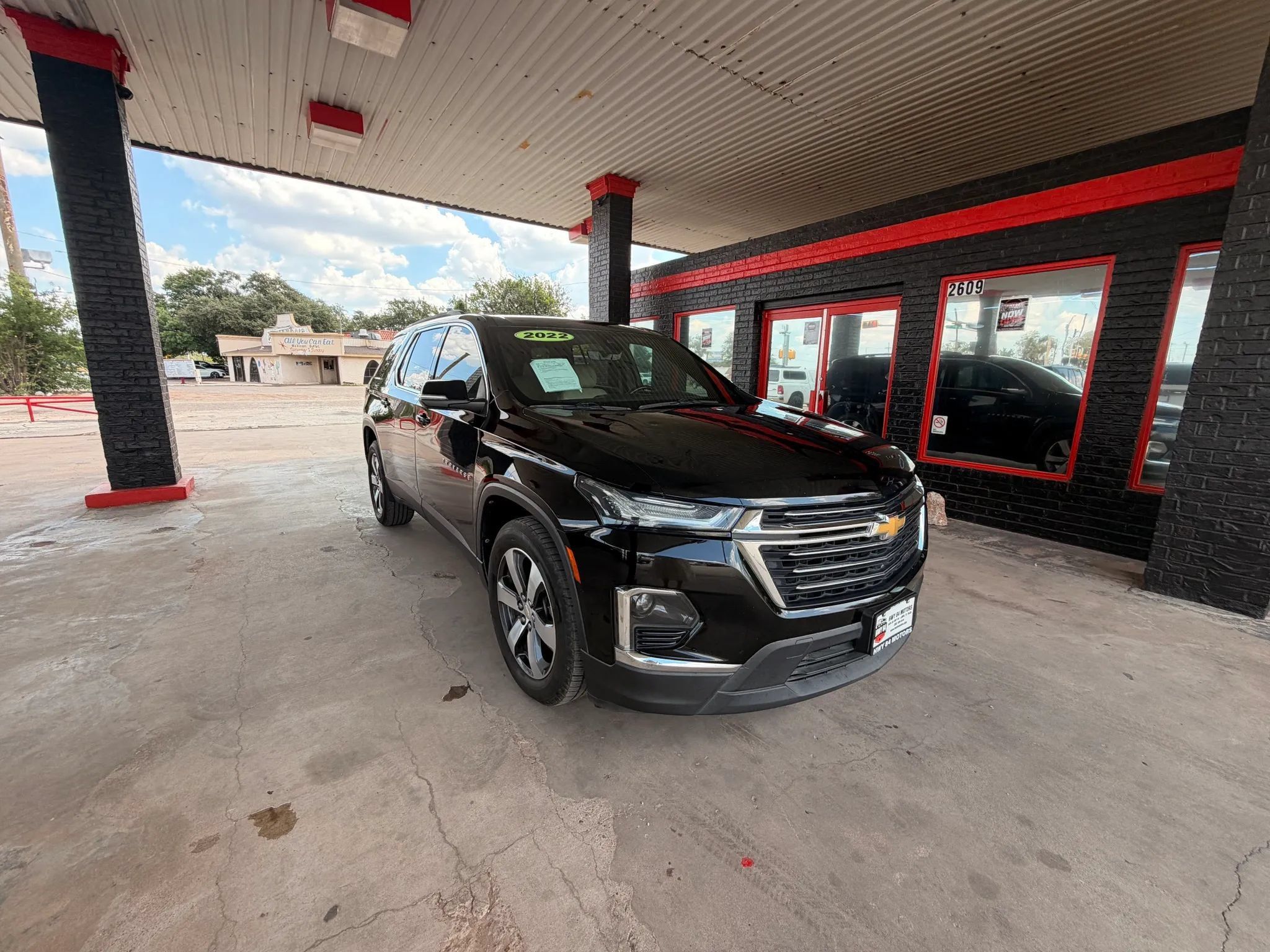 Used 2022 Chevrolet Traverse LT w/ LT Premium Package FWD image 2