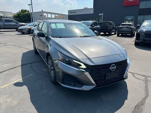 Used 2024 Nissan Altima 2.5 SV AWD/4WD image 3